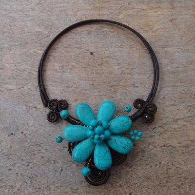 Collier ras de cou grosse fleur bleue