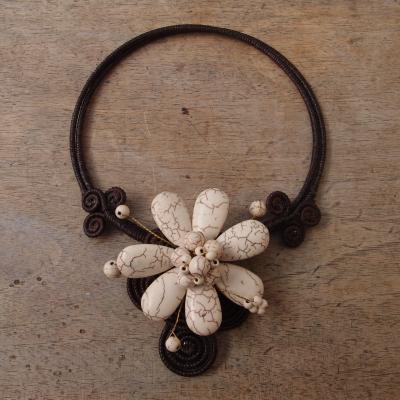 Collier ras de cou grosse fleur blanche